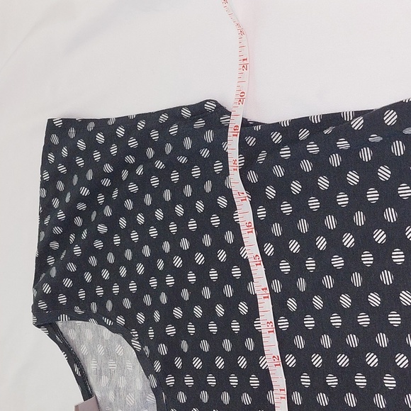 Chicos Size 1 Black and White Print Short Sleeve Top. Great Condition - Picture 7 of 8